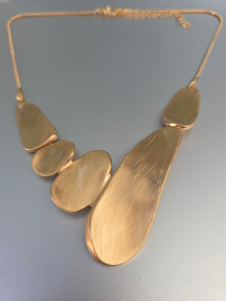 Contemporary Flat Pebbles Necklace