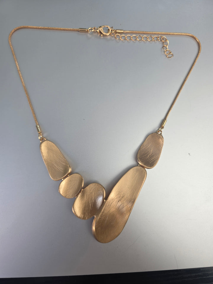 Contemporary Flat Pebbles Necklace