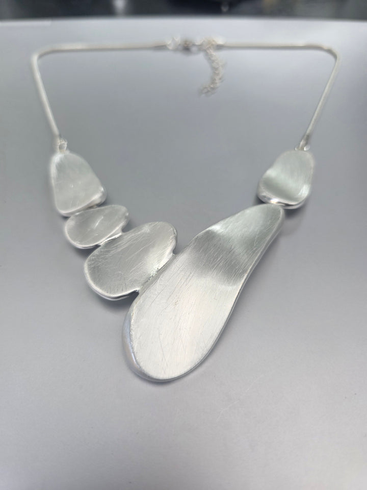 Contemporary Flat Pebbles Necklace